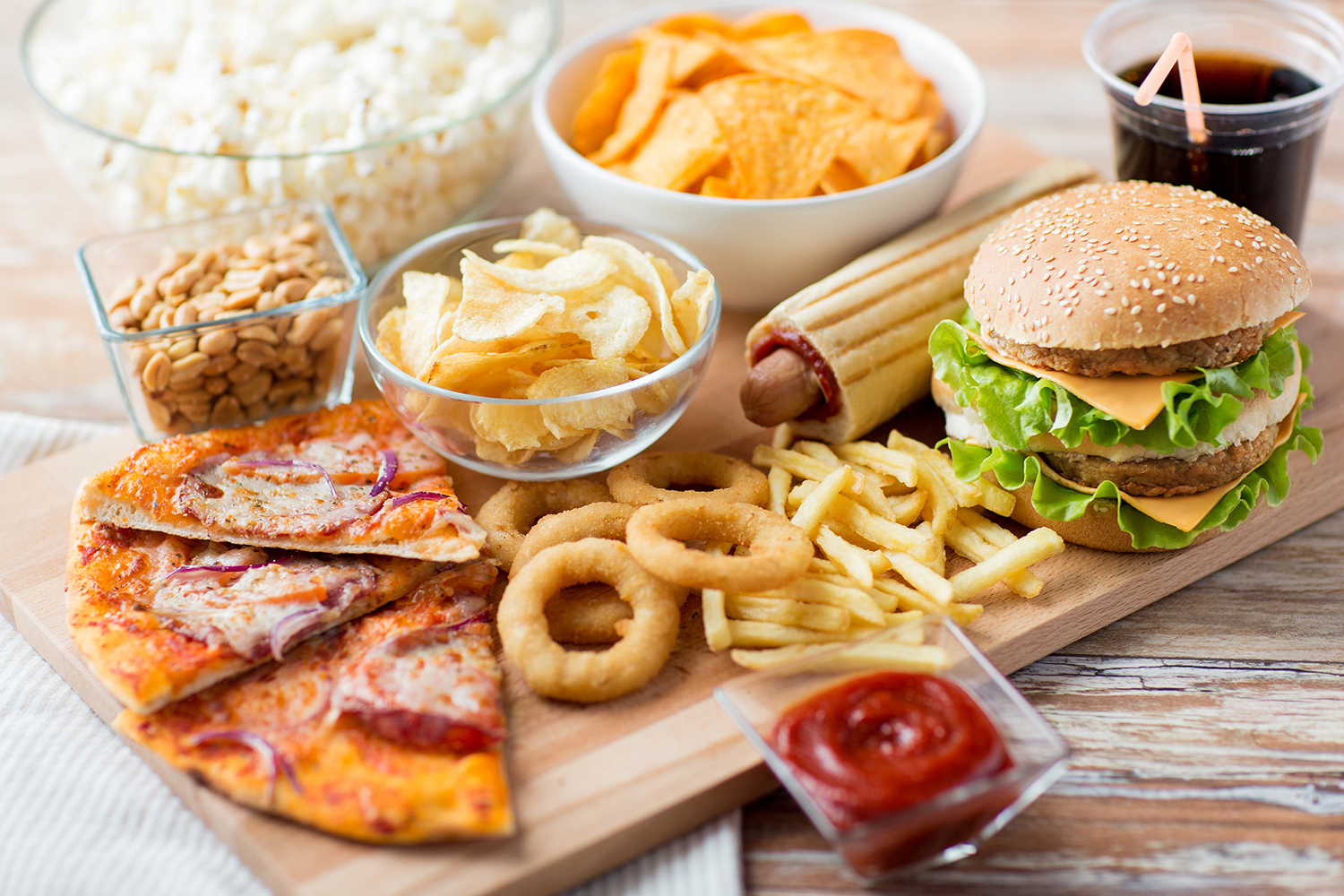 junk-food-zpracovane-potraviny-hamburger-chipsy-pizza-hranolky