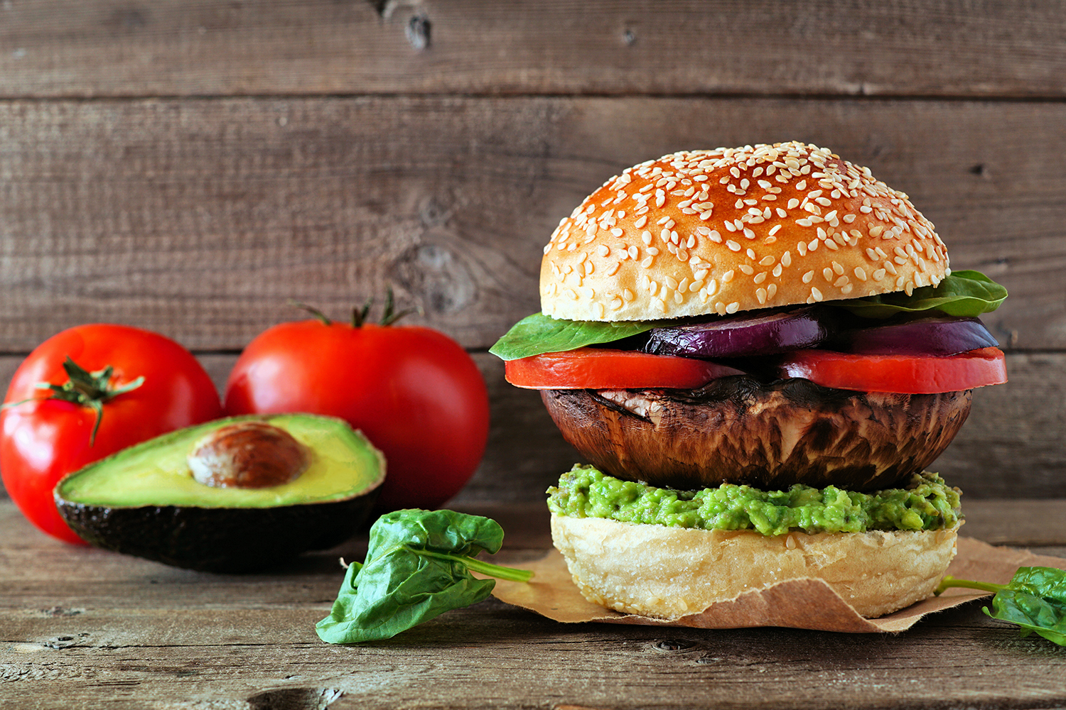 vegan-burger-s-avokadem-spenatem-a-rajcetem